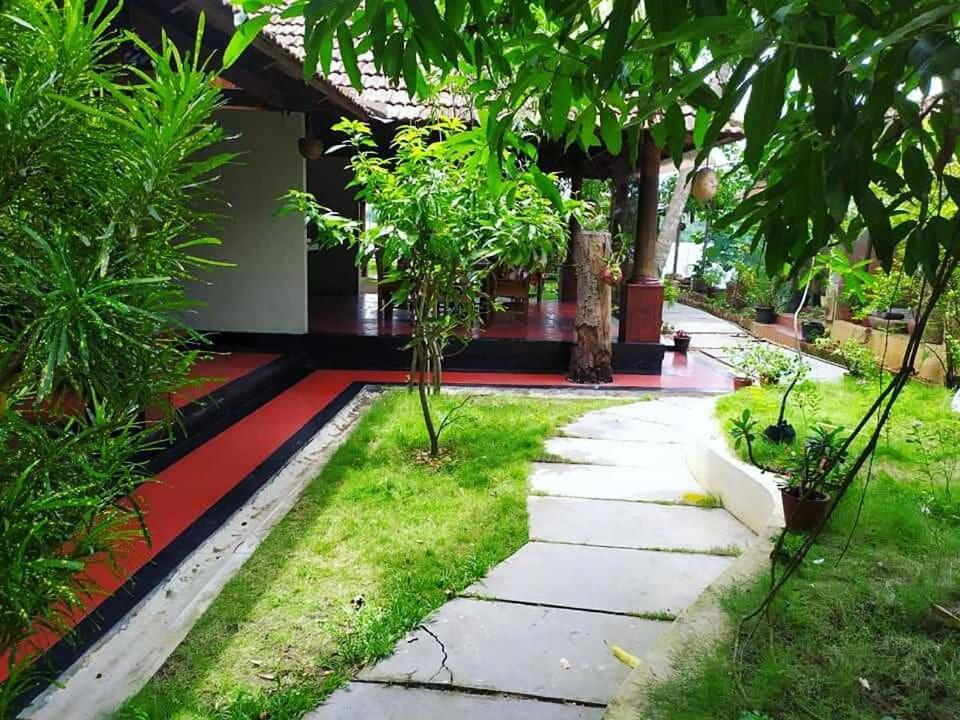 Ambadi'S Villa -Lake View Resort Pallipuram エクステリア 写真