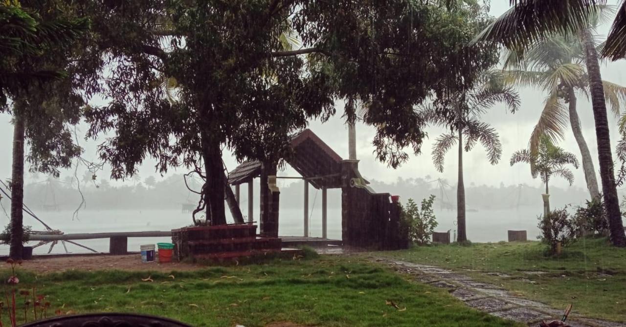 Ambadi'S Villa -Lake View Resort Pallipuram エクステリア 写真