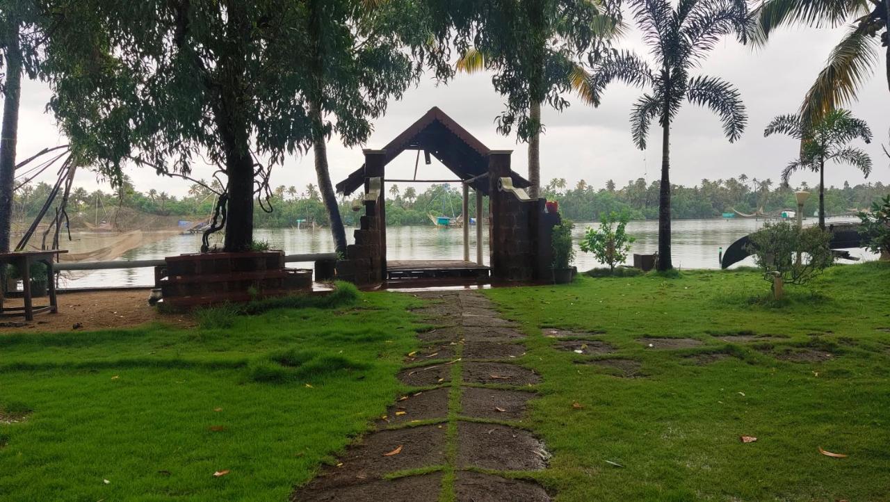 Ambadi'S Villa -Lake View Resort Pallipuram エクステリア 写真