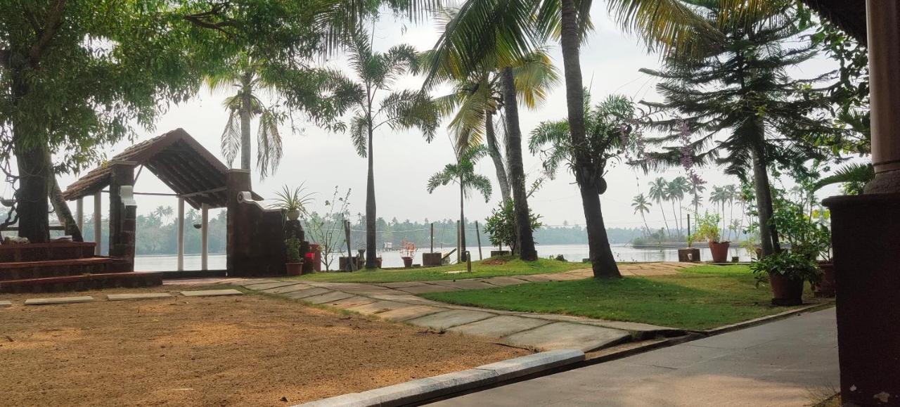 Ambadi'S Villa -Lake View Resort Pallipuram エクステリア 写真