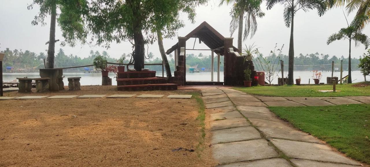 Ambadi'S Villa -Lake View Resort Pallipuram エクステリア 写真