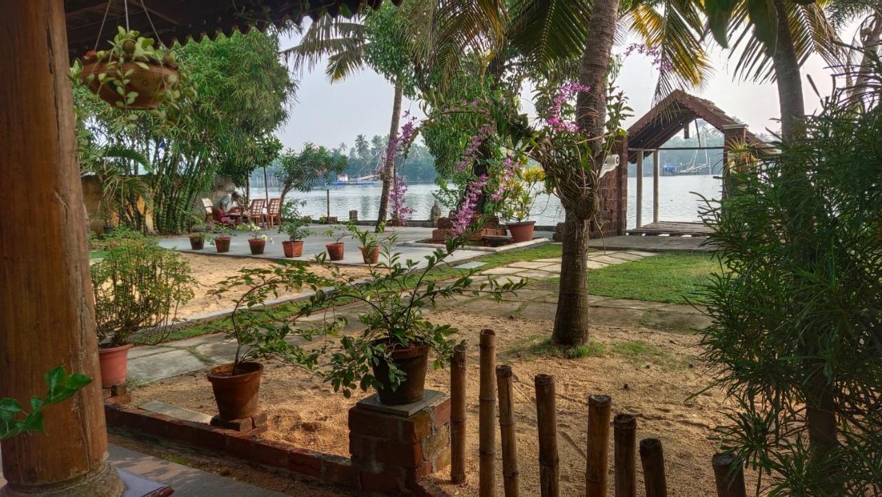 Ambadi'S Villa -Lake View Resort Pallipuram エクステリア 写真