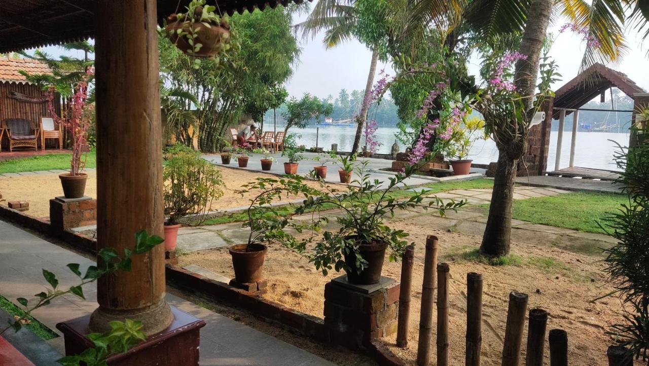 Ambadi'S Villa -Lake View Resort Pallipuram エクステリア 写真