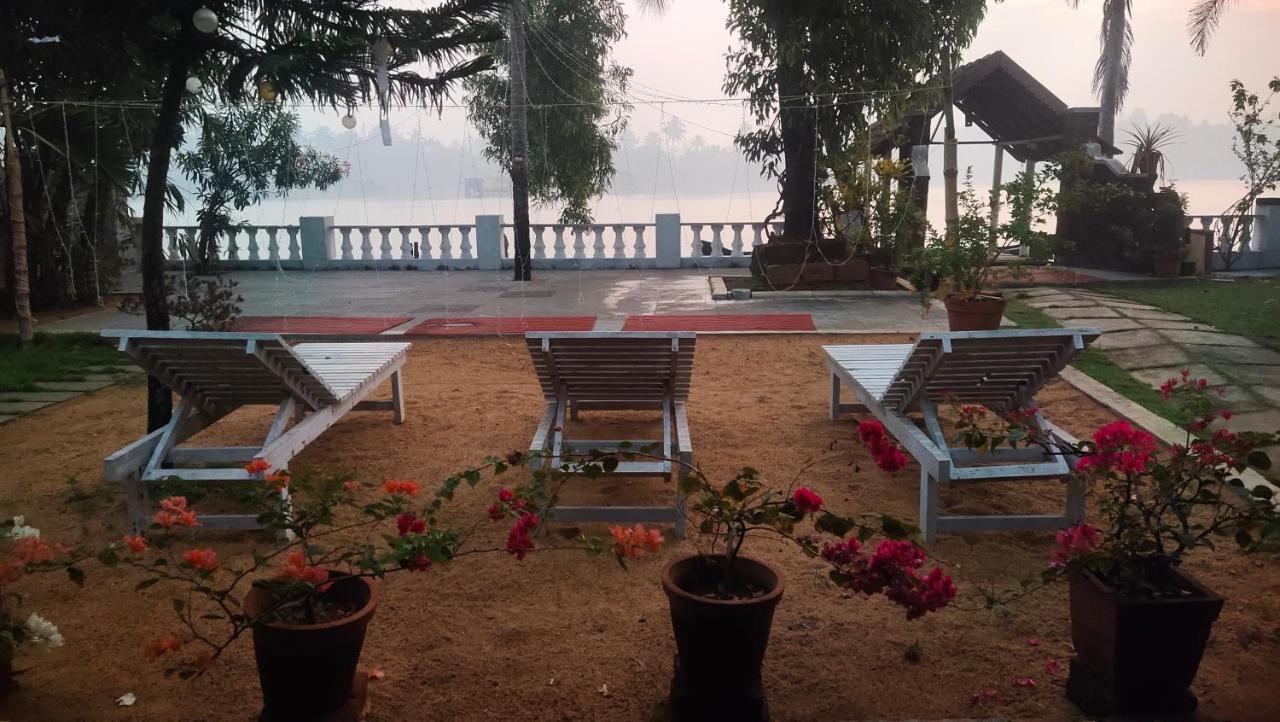 Ambadi'S Villa -Lake View Resort Pallipuram エクステリア 写真