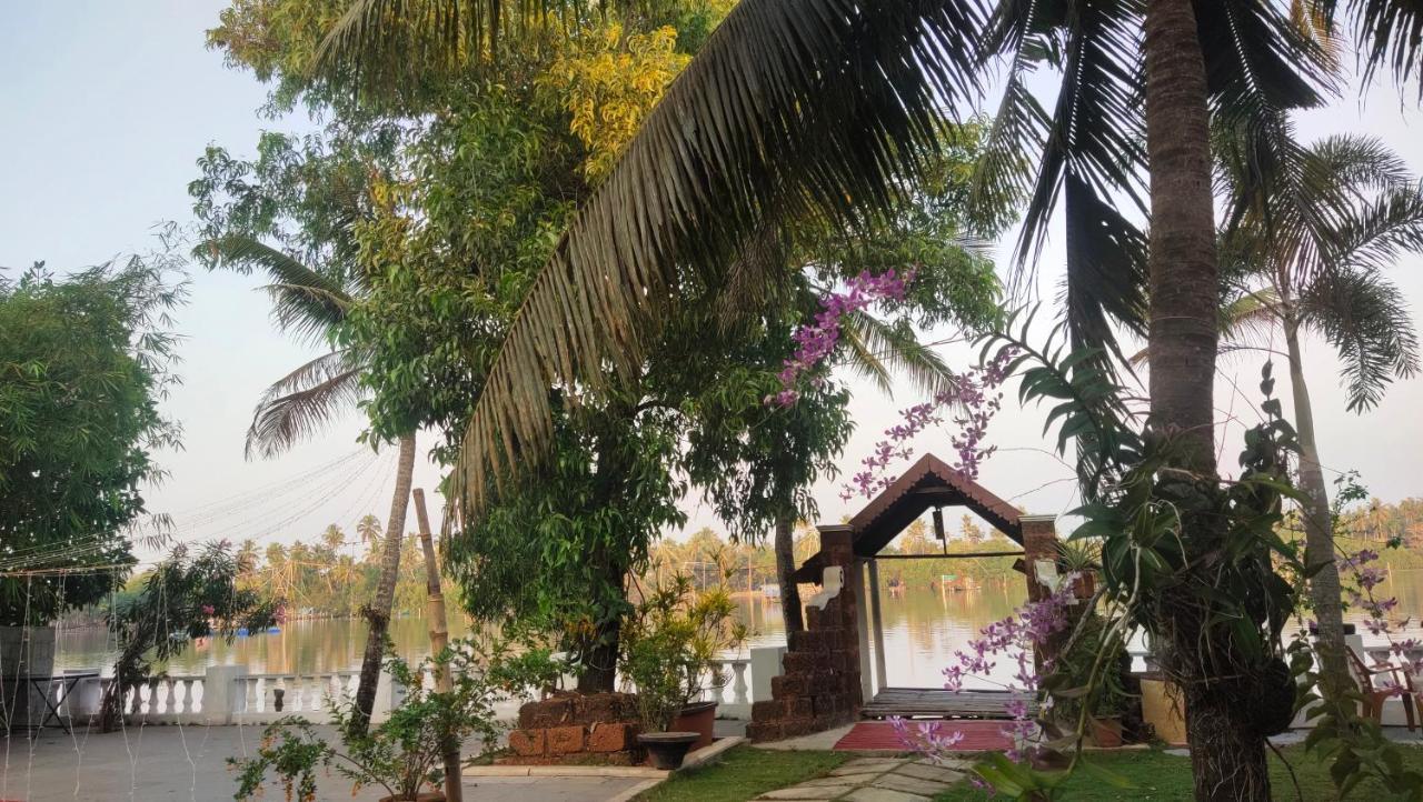 Ambadi'S Villa -Lake View Resort Pallipuram エクステリア 写真