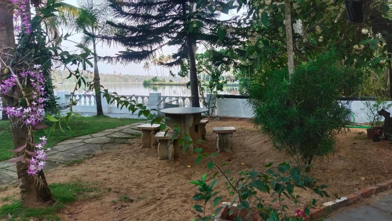Ambadi'S Villa -Lake View Resort Pallipuram エクステリア 写真
