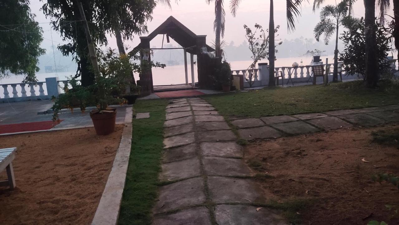 Ambadi'S Villa -Lake View Resort Pallipuram エクステリア 写真