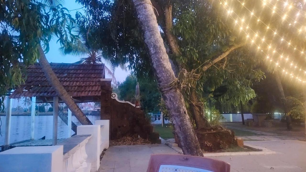 Ambadi'S Villa -Lake View Resort Pallipuram エクステリア 写真