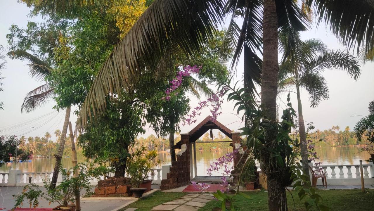 Ambadi'S Villa -Lake View Resort Pallipuram エクステリア 写真