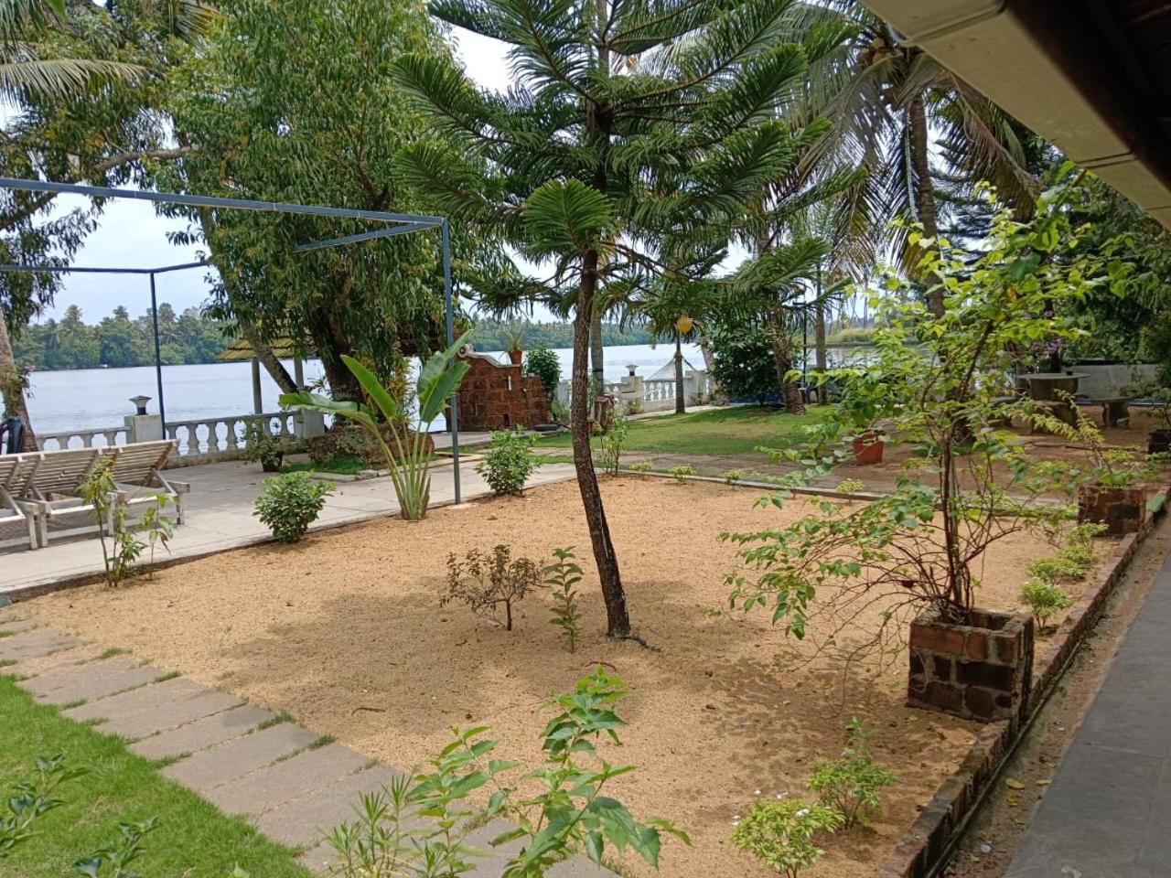 Ambadi'S Villa -Lake View Resort Pallipuram エクステリア 写真